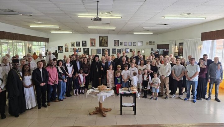 Епископ Доситеј с домаћинима у Јужноафричкој Републици. Фото: mitropolija.com