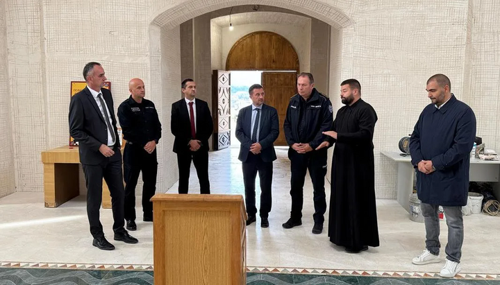 Делегација Града Мостара у Саборној цркви. Фото: Епархија захумско-херцеговачка и приморска.