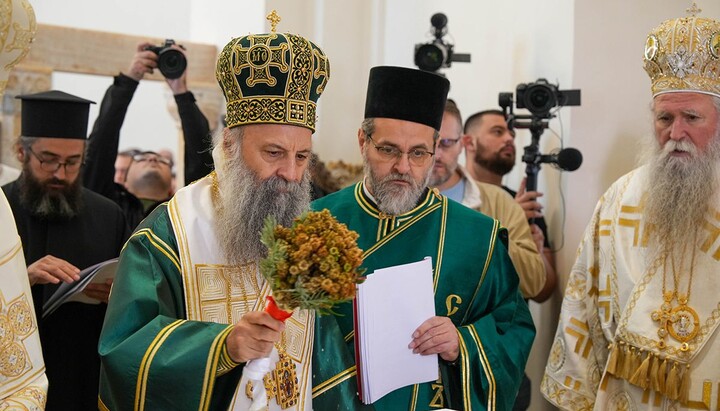 Патријарх кропи освештани олтар светом водом. Фото: СПЦ