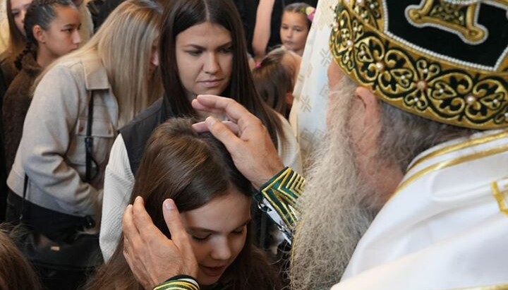 Патријарх Порфирије благосиља народ. Фото: СПЦ