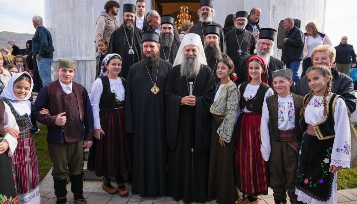 Патријарх и архијереји с народом у Дежеви. Фото: СПЦ