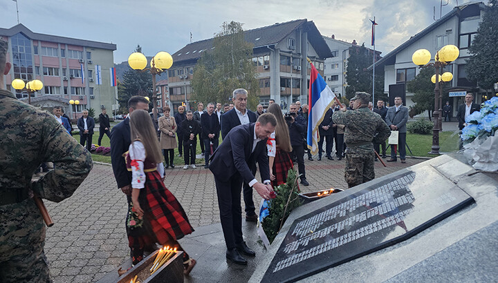 Полагање венаца на спомен-обележје у Угљевику. Фото: Срна