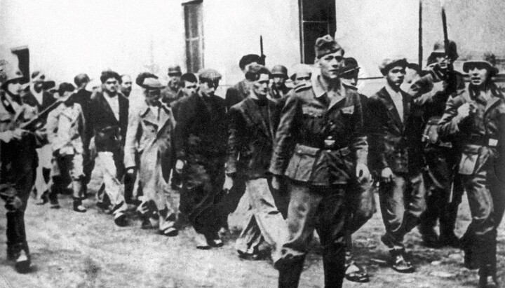 Немци спроводе ухапшене Крагујевчане. Фото: Музеј 