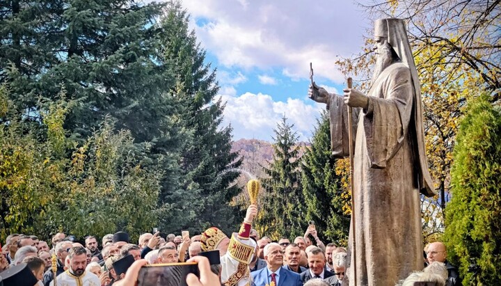 Освећен споменик Митрополиту Амфилохију. Фото: Митрополија црногорско-приморска.