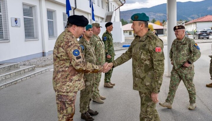 Глава ЕУФОР-а дочекује главу КФОР-а. Фото: ФБ КФОР-а