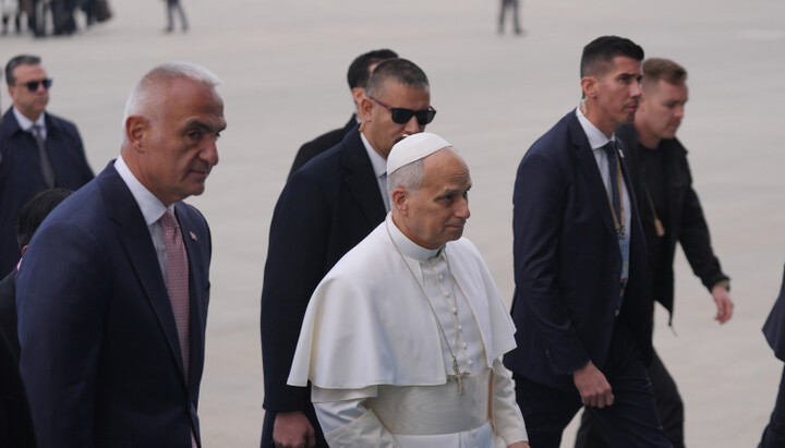 Папу је у Анкари дочекао турски министар туризма Мехмет Нури Ерсој. Фото: ТРТ Хаберлер