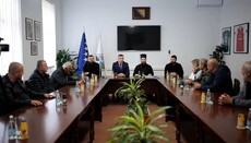 Патријарх Порфирије уручио помоћ породицама у Коњицу