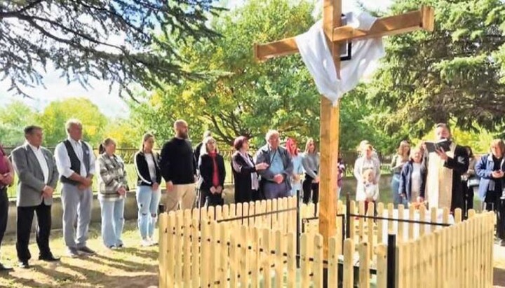 Освештавање новог крста у Путникову. Фото: Политика