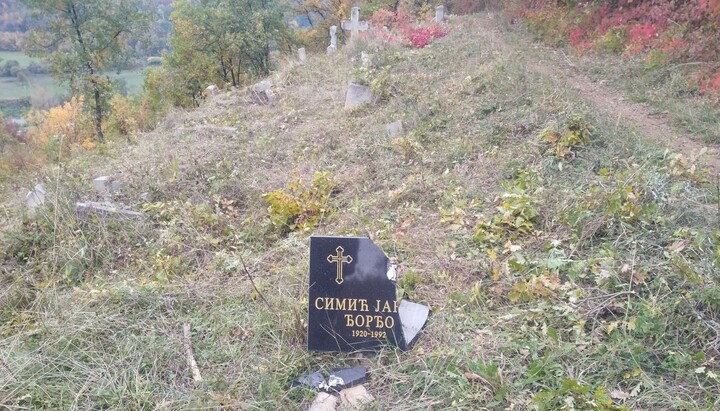 Разбијени споменик на вандализованом гробљу у Горњим Тичићима код Какња. Фото: СПЦ Какањ
