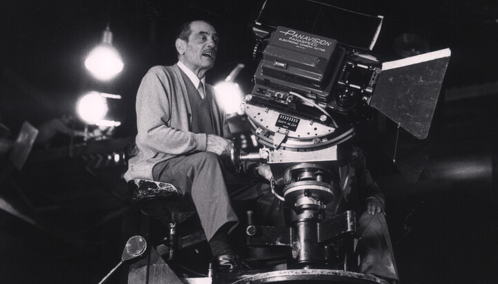 Луис Буњуел за камером. Фото: Југословенска кинотека