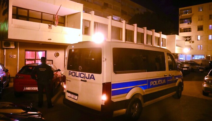 Полиција испред зграде где је требало да се одржи концерт. Фото: Новости