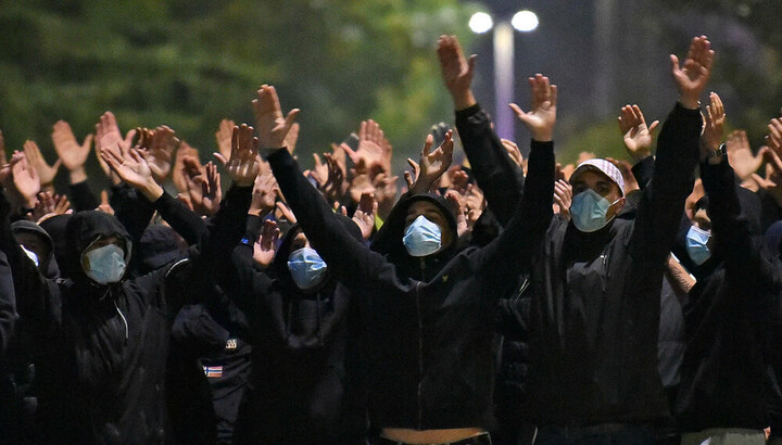 Окупљени навијачи скандирају. Фото: Вријеме