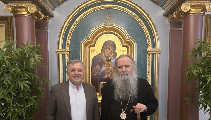 Састанак Митрополита Фотија са директором болнице. Фото: Епархија зворничко-тузланска. 