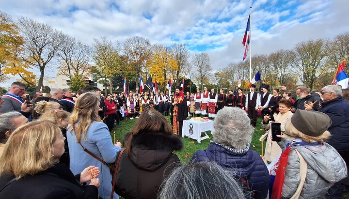 Епископ Јустин пред окупљеним Србима на Српском војном гробљу у Паризу. Фото: А. Пантелић