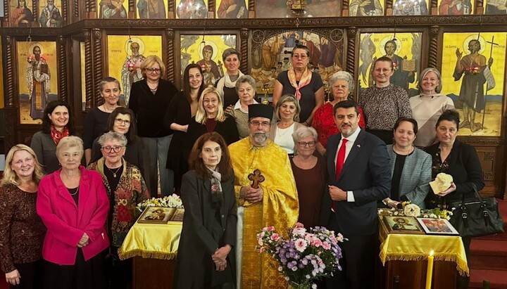 Чланице Кола српских сестара са филаделфијским Парохом и др Божовићем. Фото: Расејање 