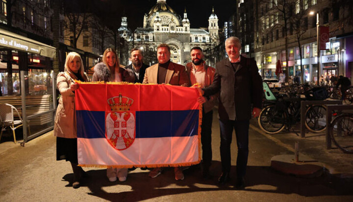Кокановић са Србима у Антверпену. Фото: УСДСР