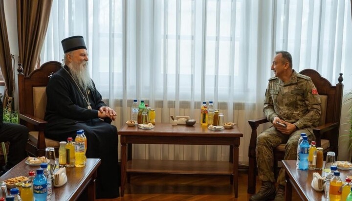 Митрополит Теодисије и Командант КФОР-а. Фото: Митрополија црногорско-приморска .