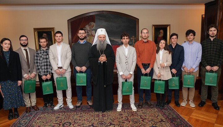 Патријарх Порфирије с добитницима овогодишњих стипендија. Фото: СПЦ
