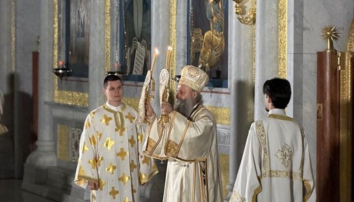 Патријарх благосиља верни народ. Фото: СПЦ
