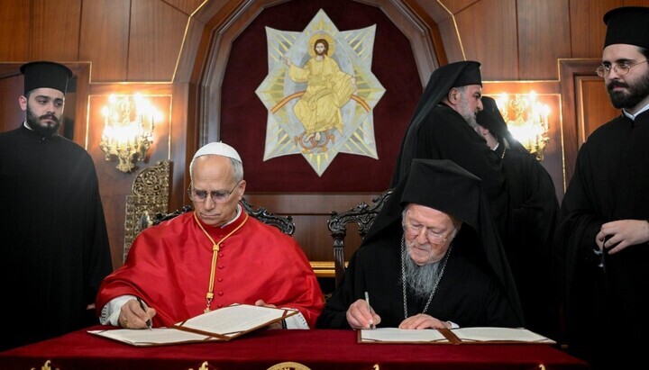 Папа Лав и патријарх Вартоломеј потписују заједнички документ. Фото: vaticannews