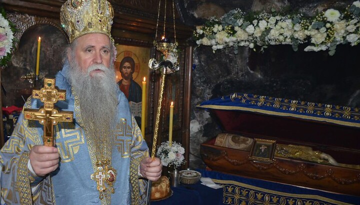 Митрополит Јоаникије крај моштију светог Василија Острошког. Фото: СПЦ