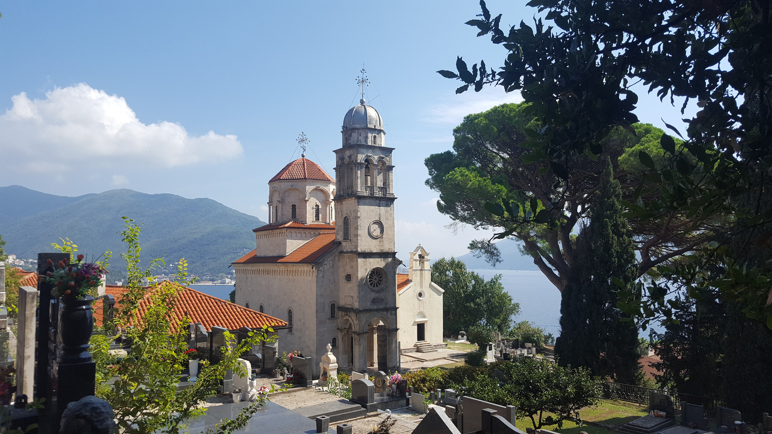 Животни пут једног свештеника под будним оком Митрополита Амфилохија фото 2