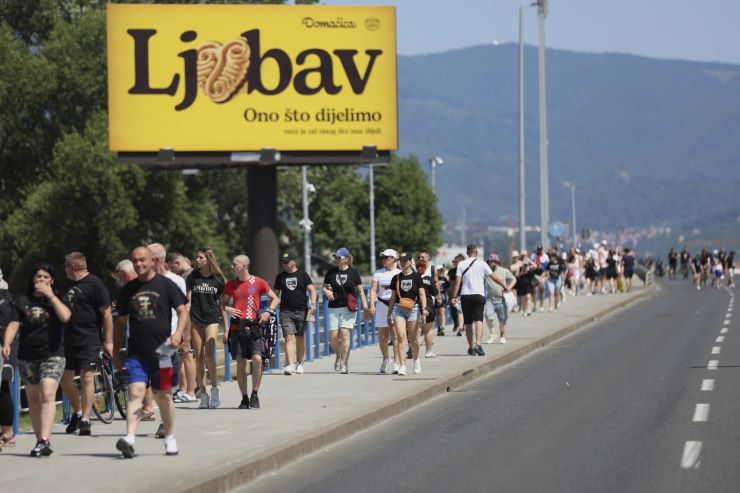 Стотине хиљада зигују на проусташком концерту у Загребу – медији фото 1